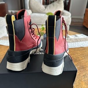 Size 7 Sorel boot, never worn, with tags.